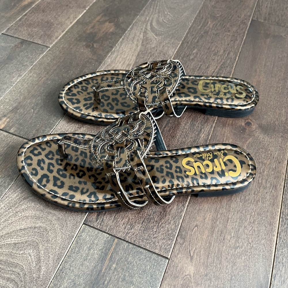 Circus by San Edelman animal print flat sandal - size 8